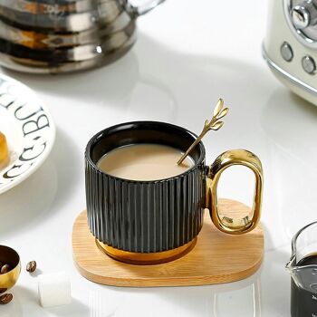 Mug en céramique avec soucoupe en bambou, cuillère, détails dorés en 2 couleurs. Dimension : 7.8x7cm / 13x10cm (soucoupe) Capacité : 200ml LM-205 5