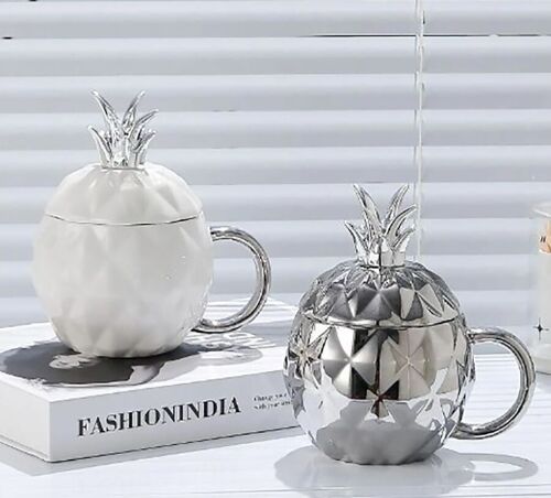 "PINEAPPLE" ceramic mug with decorated lid, silver details and spoon in 2 colors. Capacity: 430ml LM-208