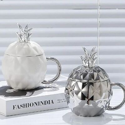 "PINEAPPLE" ceramic mug with decorated lid, silver details and spoon in 2 colors. Capacity: 430ml LM-208