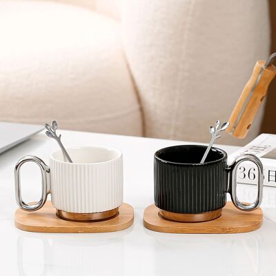 Ceramic mug with bamboo saucer, spoon, silver details in 2 colors. Dimension: 7.8x7cm / 13x10cm (saucer) Capacity: 200ml LM-210