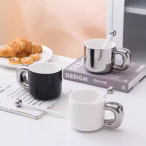 Ceramic mug with spoon with silver details in 3 colors. Dimension: 14.5x9.5x8.5cm Capacity: 380ml LM-211