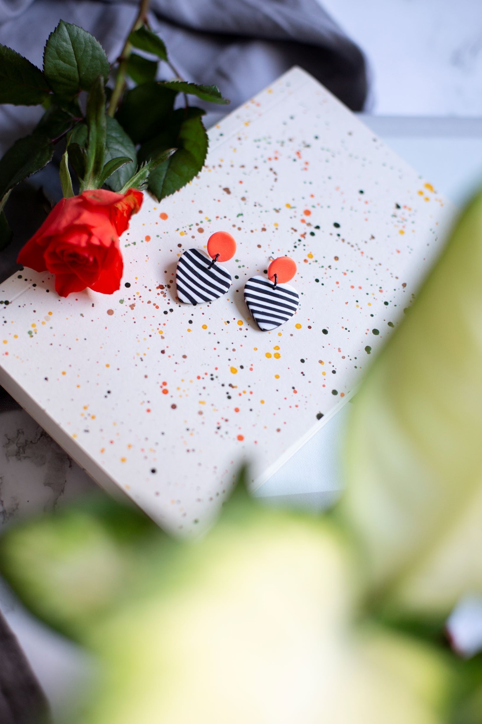 Orecchini cuore a righe arancio fluo e bianco e nero