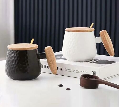 Ceramic mug with bamboo handle and lid in 2 colors. The spoon is also included. LM-217