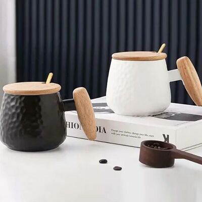 Mug en céramique avec anse en bambou et couvercle en 2 couleurs. La cuillère est également incluse. LM-217