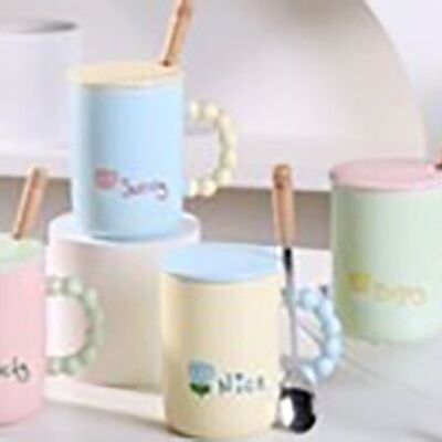Ceramic mug with lid and bamboo spoon (handle) in 4 designs. LM-218