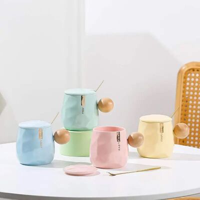 Taza de cerámica con mango, tapa y cuchara de bambú en 4 colores pastel. Capacidad: 400ml LM-219
