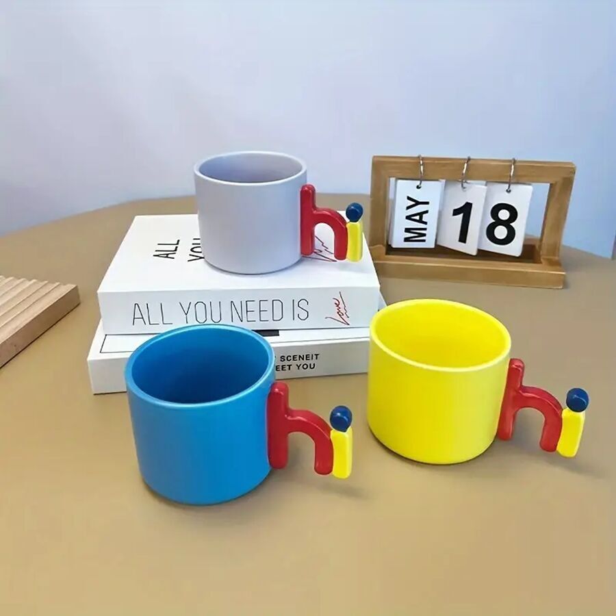 Keramikbecher mit modernem Henkel in 3 kräftigen Farbkombinationen. Abmessung: 9 x 8 cm. Fassungsvermögen: 300 ml LM-226