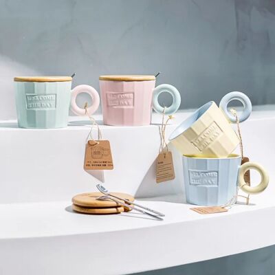 Mug en céramique avec couvercle et cuillère en bambou, en 4 combinaisons de couleurs pastel. Cote : 9.7 x 9.8 cm Capacité : 320 ml LM-227