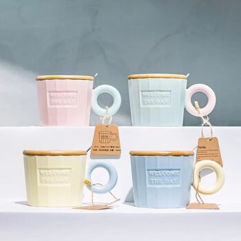 Mug en céramique avec couvercle et cuillère en bambou, en 4 combinaisons de couleurs pastel. Cote : 9.7 x 9.8 cm Capacité : 320 ml LM-227 2