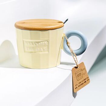Mug en céramique avec couvercle et cuillère en bambou, en 4 combinaisons de couleurs pastel. Cote : 9.7 x 9.8 cm Capacité : 320 ml LM-227 3