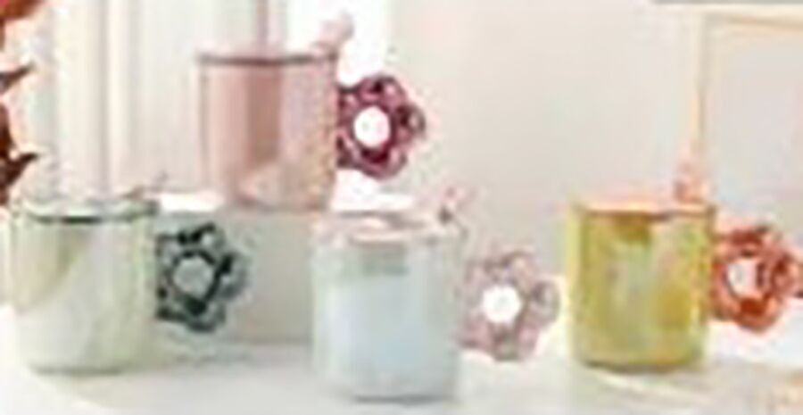 Keramikbecher mit Deckel, Löffel und originellem Henkel „BLUME“ in 4 Farben. LM-230