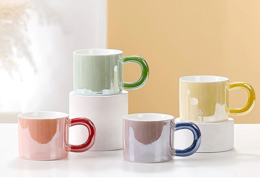 Keramikbecher mit schillernder Optik in 4 Farben. Abmessung: 9x7.5 cm Fassungsvermögen: 350 ml LM-233