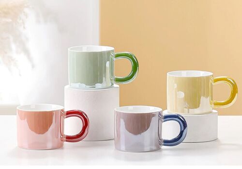 Ceramic mug with an iridescent look in 4 colors. Dimension: 9x7.5cm Capacity: 350ml LM-233