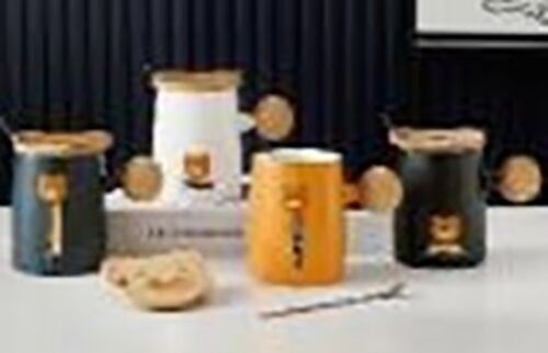 Keramikbecher mit Bambusgriff und Deckel aus Holz „BÄR“ in 4 Farben. Abmessung: 8 x 11 cm. Fassungsvermögen: 390 ml LM-234