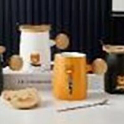 Mug en céramique avec anse en bois de bambou et couvercle "OURS" en 4 couleurs. Dimension : 8x11cm Capacité : 390ml LM-234
