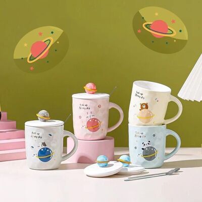 "SPACE" ceramic mug with decorated lid and spoon in 4 colors. Dimension: 8.5x9.8cm Capacity: 350ml LM-236