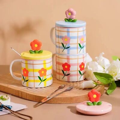 " Taza de cerámica "DAISY" con tapa decorada y cuchara en 3 colores. Dimensión: 8.7x12.4cm Capacidad: 350ml LM-242