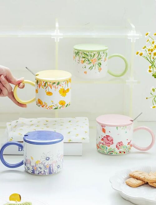 Ceramic mug "FLOWERS" with lid and spoon in 4 colors. Dimension: 14.9x9.3x8.5cm Capacity: 330ml LM-243