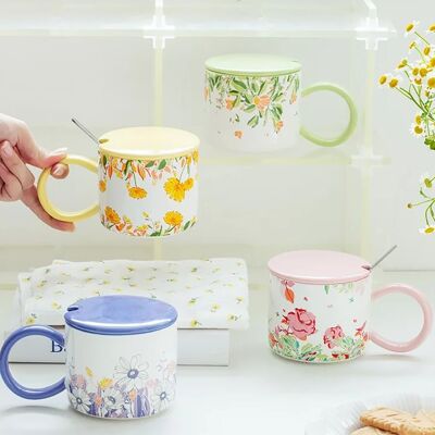 Ceramic mug "FLOWERS" with lid and spoon in 4 colors. Dimension: 14.9x9.3x8.5cm Capacity: 330ml LM-243