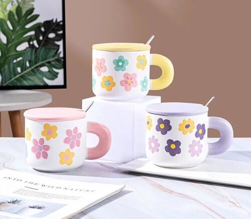 "DAISY" ceramic mug with lid and spoon in 3 colors. Dimension: 14x10x8.5cm Capacity: 450ml LM-247