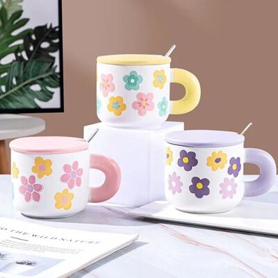"DAISY" ceramic mug with lid and spoon in 3 colors. Dimension: 14x10x8.5cm Capacity: 450ml LM-247