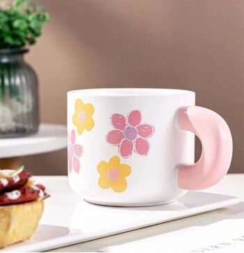 " Mug en céramique "DAISY" avec couvercle et cuillère en 3 couleurs. Dimension : 14x10x8.5 cm Capacité : 450 ml LM-247 2