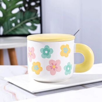 " Mug en céramique "DAISY" avec couvercle et cuillère en 3 couleurs. Dimension : 14x10x8.5 cm Capacité : 450 ml LM-247 3