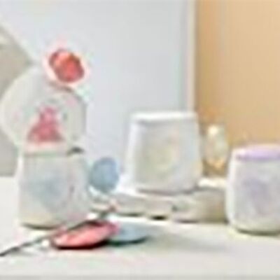 Keramikbecher „HEART“ mit Deckel, Löffel und originellem Henkel in 4 Farben. LM-249