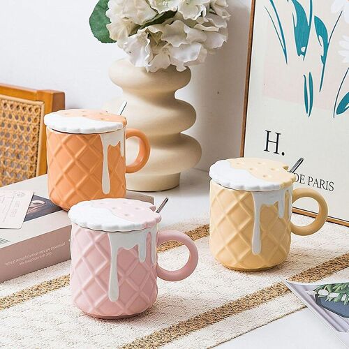 Ceramic mug "ICE CREAM" with lid and spoon in 3 colors. Dimension: 13.7x10.5x9.5cm Capacity: 420ml LM-254