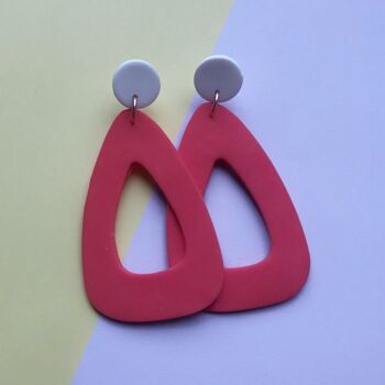 Boucles d'oreilles pendantes triangle géant blanc et corail 2