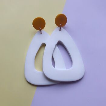 Boucles d'oreilles pendantes triangle géant blanc et jaune soleil 2