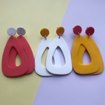 Boucles d'oreilles pendantes triangle géant blanc et jaune soleil 3