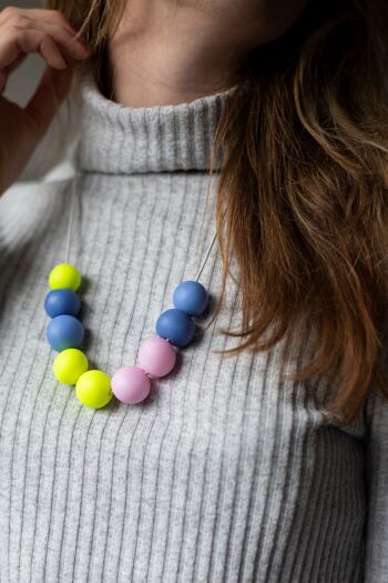 Collier ajustable jaune fluo, rose et bleu 3