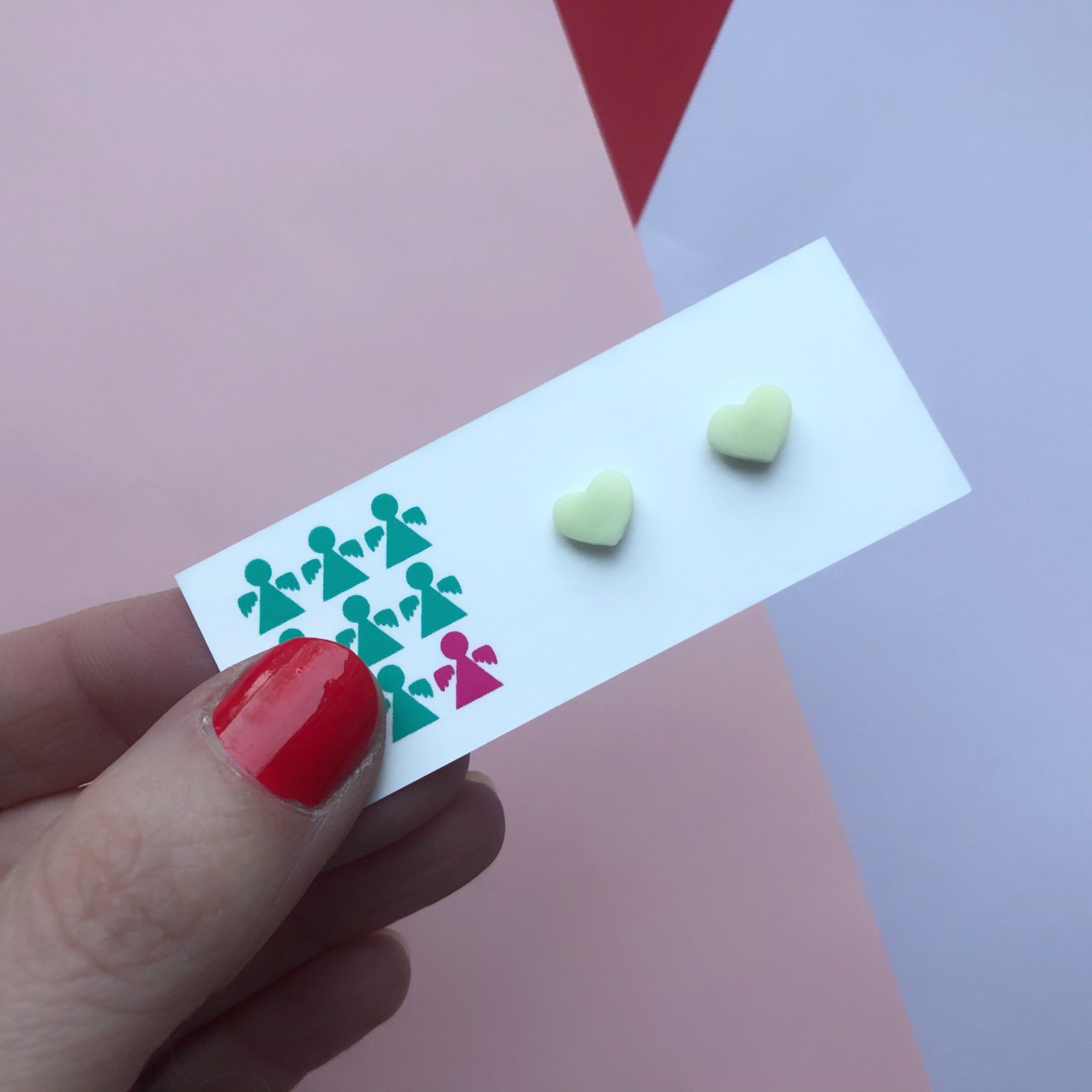 Piccoli orecchini a cuore alla vaniglia