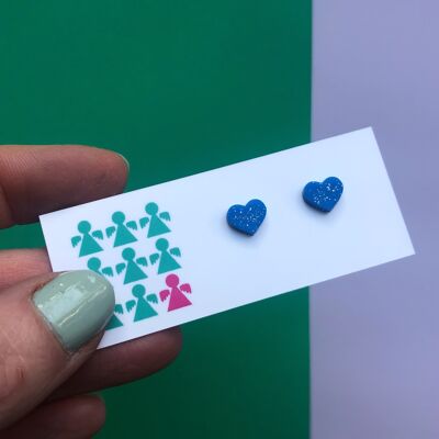 Piccoli orecchini a cuore con glitter blu royal