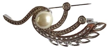 Broche rhodiée avec zircons et perle