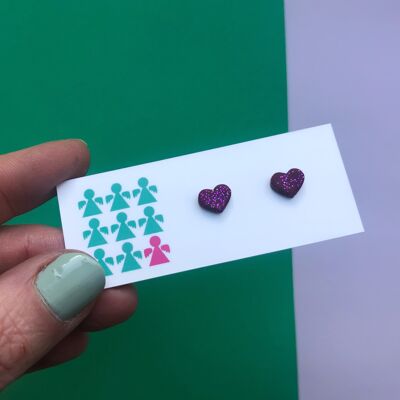 Pequeños aretes de corazón con purpurina rosa fuerte / púrpura