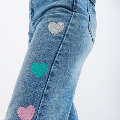 Hoch taillierte Jeans mit geradem Bein und Herzdruck in mittlerer Waschung