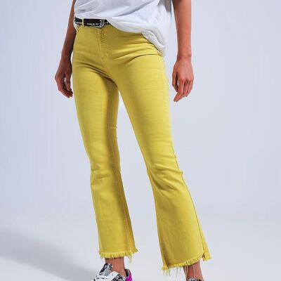 Pantaloni dritti in giallo con caviglie larghe