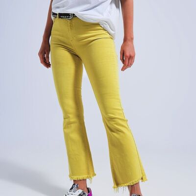 Pantalón recto en amarillo con tobillos anchos