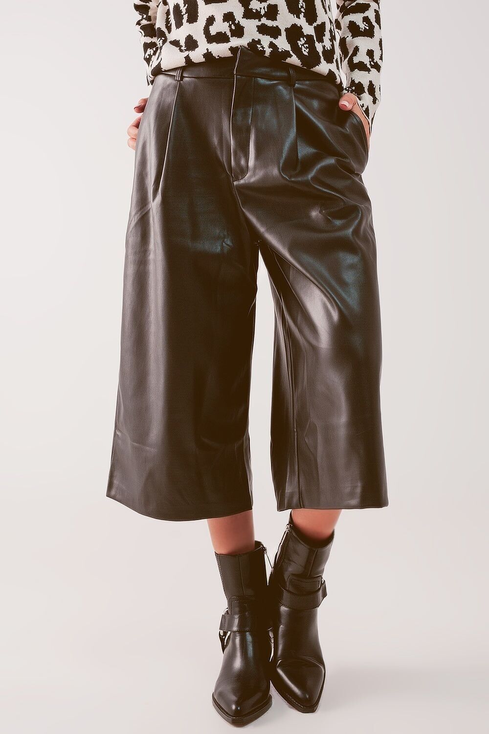 Kunstleder-Culotte mit weitem Bein in Schwarz