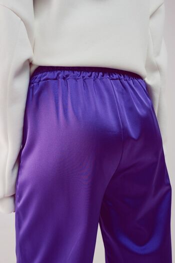 Pantalon large en satin violet 2