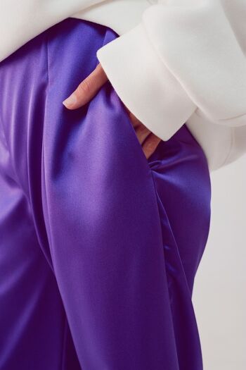 Pantalon large en satin violet 4