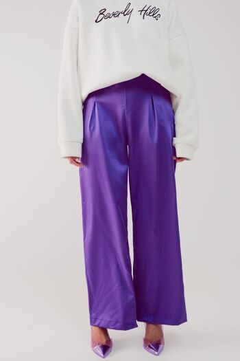 Pantalon large en satin violet 5