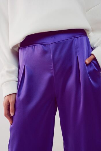 Pantalon large en satin violet 6