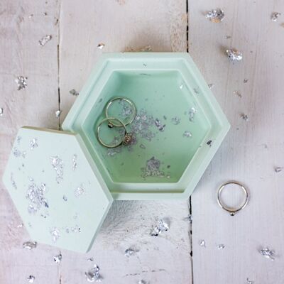 Caja de baratijas jesmonite hexagonal, verde pastel con tapa