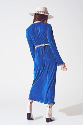 Robe plissée en satin avec détail cache-cœur en bleu 2