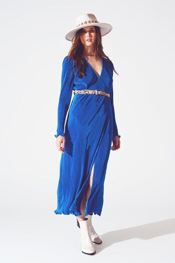 Robe plissée en satin avec détail cache-cœur en bleu 4