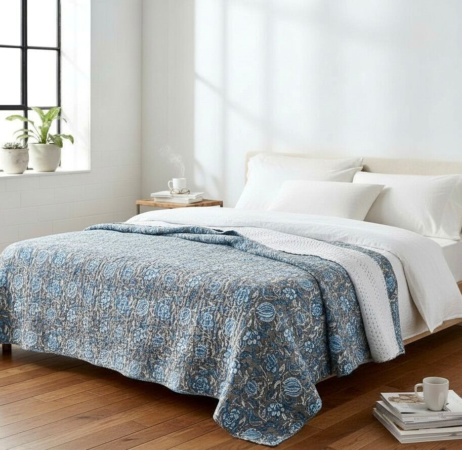 Copriletto in cotone con stampa “Nuvola”.