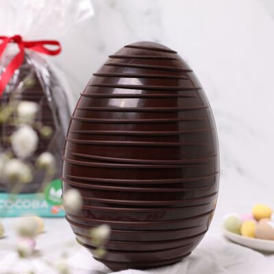Veganes dunkles Schokoladen-Salzkaramell-Ei und Schokoladen-Topping